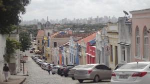 Die bunten Häuser Olindas stehen im Kontrast zu den Hochhäusern der Metropole Recife im Hintergrund