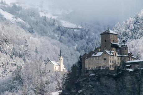 Burg und Kirche im verschneiten Graubünden