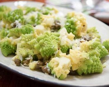Romanesco sizilianische Art mit Kapern und Zitrone