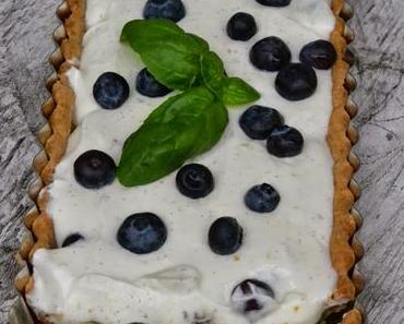 Tarte mit Vanille-Quark, Heidelbeeren und Basilikum-Mandel-Creme