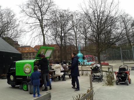 Bio-Fairtrade-Coffee to go auf dem Großstadtspielplatz.