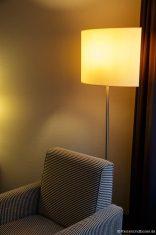 Sessel und Stehlampe im Zimmer