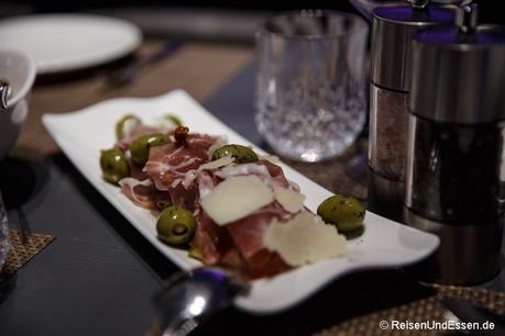 Schinken, Parmigiano und Oliven zur Vorspeise