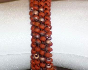 Häkelarmbänder in braun