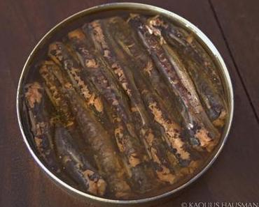 Ölsardinen mit sauren Kartoffeln, Lardo und Rhabarber