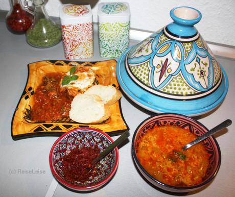 Tajine, Schüsseln mit Harissa, Ojja und  tunesischer Griessuppe