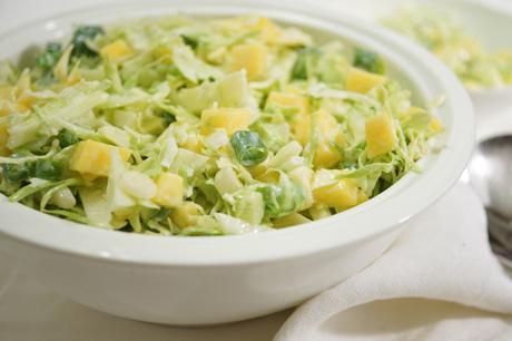 Spitzkohl-Salat mit Apfel und Mango