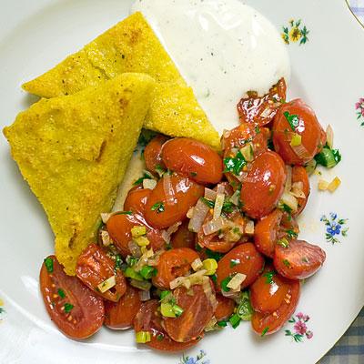Polentaschnitten mit lauwarmem Tomatensalat und Limonenjoghurt