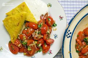 Polentaschnitten mit lauwarmem Tomatensalat und Limonenjoghurt