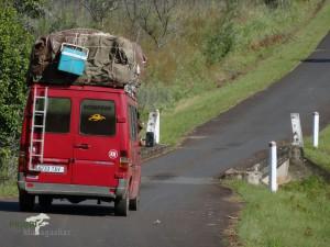 Straßen Verkehr roter Bus Madagaskar PRIORI Reisen