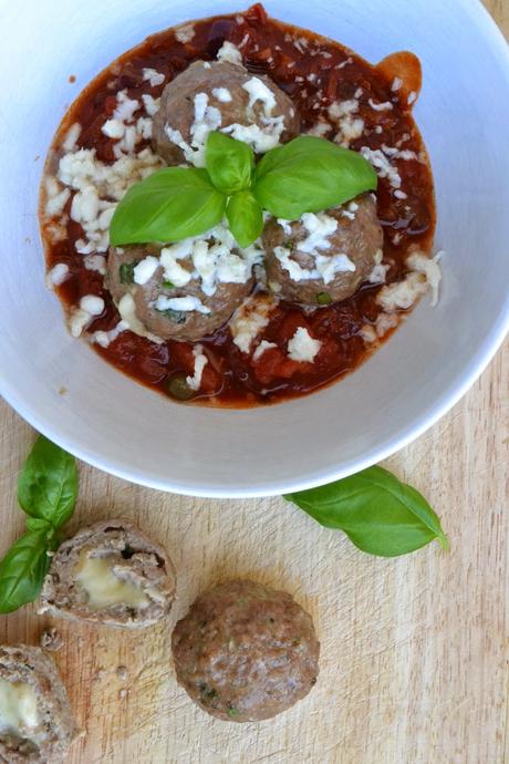 Savoury Wednesday {Meatball March}: Mozzarella-Meatballs mit Tomatensauce