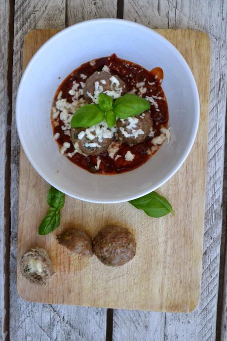 Savoury Wednesday {Meatball March}: Mozzarella-Meatballs mit Tomatensauce
