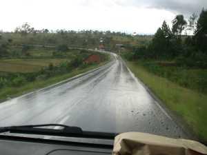 Strasse Madagaskar Nässe Regen Taxi Brousse