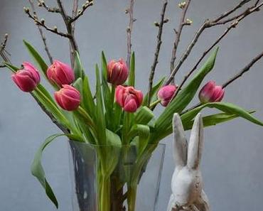 Gefüllte Tulpen und Kirschzweige am Friday Flowerday