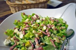 Grüne Blattsalate mit Gorgonzola, Birne und Speck