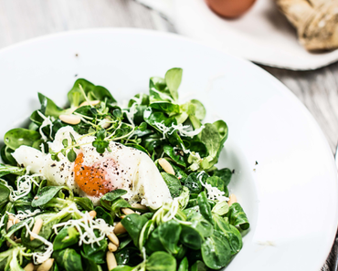 Pochiertes Ei auf Salat mit Krendressing