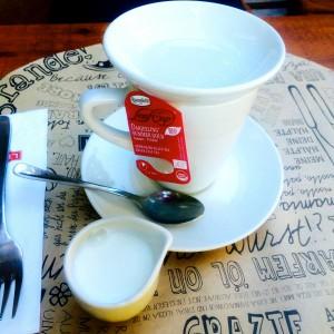 Teetasse mit Darjeeling Tee, Beutelteller, Mini-Milchkanne