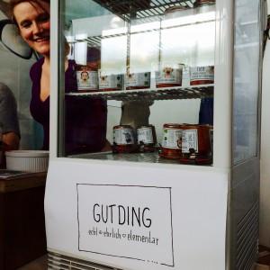Kühlschrank mit Aufstrichgläsern und GUTDING Logo