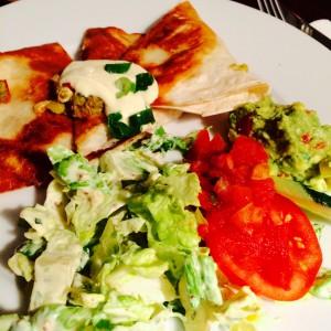 3 Quesadilla mit heller Soße, grüner Kopfsalat und Tomaten