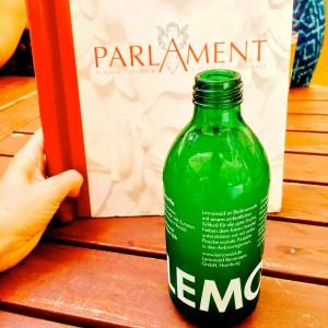 LemonAid Flasche vor der Speisekarte des Parlament Hamburg