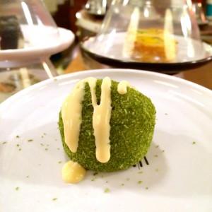 Grüner Dessertball mit Vanillesoße