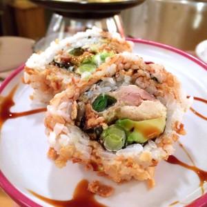 Spezialität im Sushi Circle: Reisrolle mit Fleisch, Erbsen, und mehr
