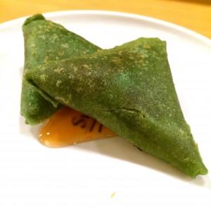Dreieckige, grüne Gemüsetaschen mit süß-sauer Soße