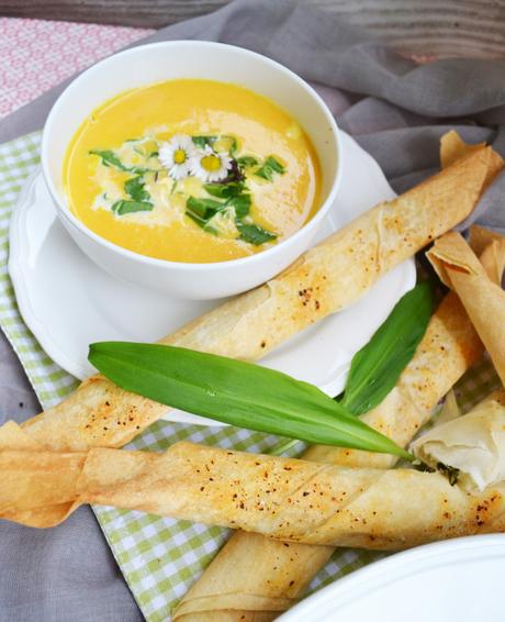 Frühlingsfrisch! Karotten-Kokosmilch-Suppe mit Forellen-Bärlauch-Stangerl