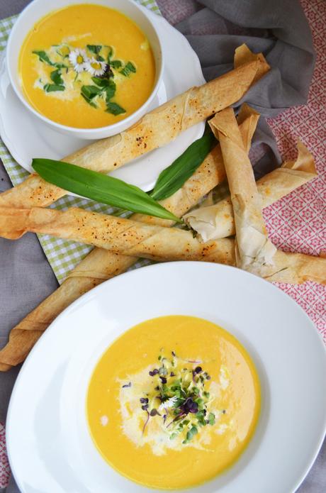 Frühlingsfrisch! Karotten-Kokosmilch-Suppe mit Forellen-Bärlauch-Stangerl