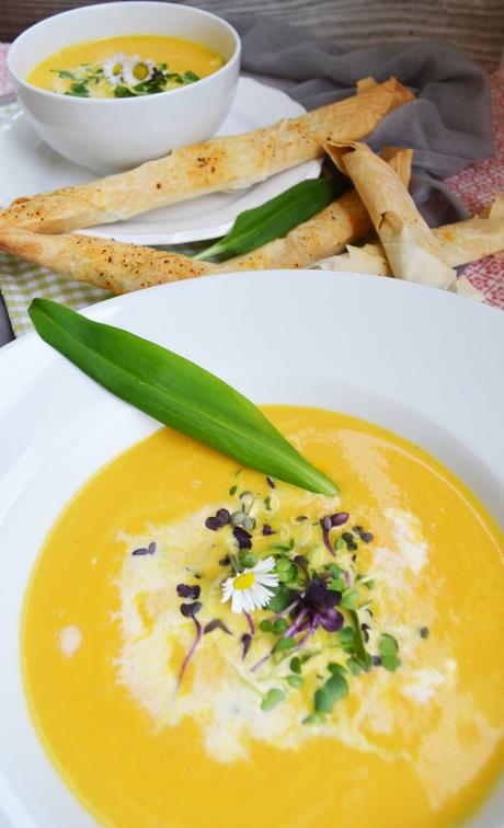 Frühlingsfrisch! Karotten-Kokosmilch-Suppe mit Forellen-Bärlauch-Stangerl