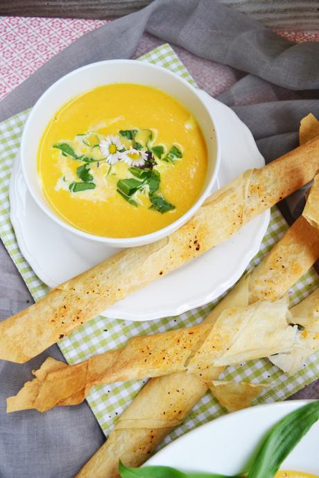 Frühlingsfrisch! Karotten-Kokosmilch-Suppe mit Forellen-Bärlauch-Stangerl