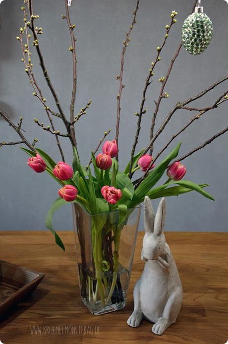 gefüllte Tulpen (07) mit Kirschblütenzweig und Peter Rabbit
