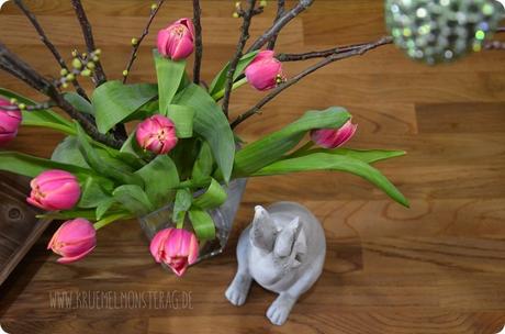 gefüllte Tulpen (05) mit Kirschblütenzweig und Peter Rabbit
