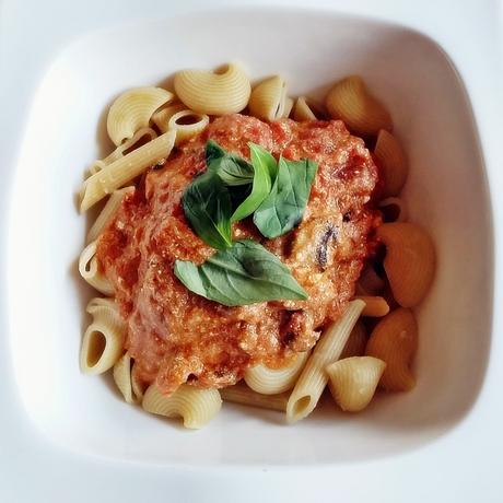 Pasta in Tomaten-Champignon-Ricotta-Sauce