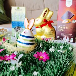 Dekorasen mit Ei in Hasenform, Schokolade im Hintergrund