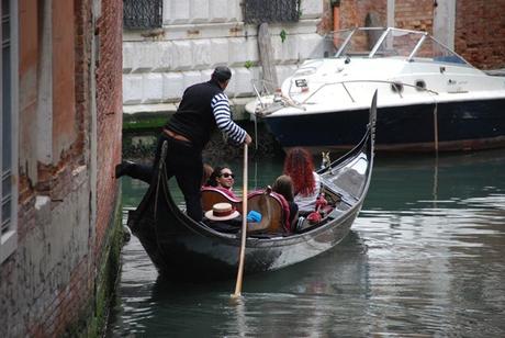 24_Gondoliere-in-Venedig-Italien