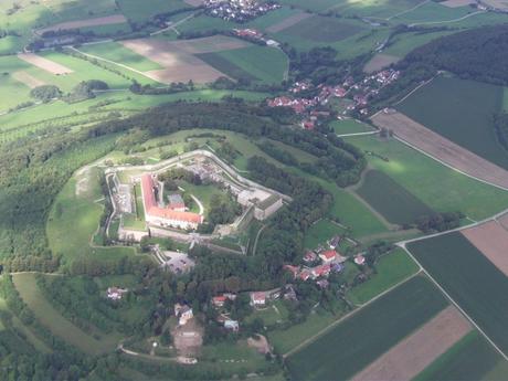„Luftbild Wuelzburg“ von Myratz in der Wikipedia auf Deutsch - Selbst fotografiert. Lizenziert unter CC BY-SA 3.0 de über Wikimedia Commons.