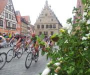 Traditonelles Fahrradrennen in der historischen Altstadt von Weißenburg