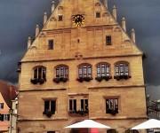Gotisches Rathaus bei Gewitterstimmung
