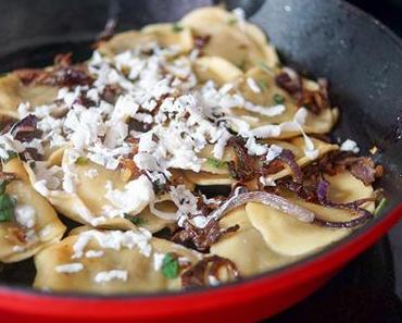 Ravioli Koulouria mit karamelisierten Zwiebeln und Feta