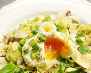 Herrlich frisch! Avocado-Champignon-Salat mit pochiertem Ei