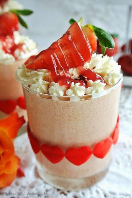 Verführerisch sinnlich, fruchtig süß, luftig und leicht: Erdbeer-Rhabarber-Rosenmousse!