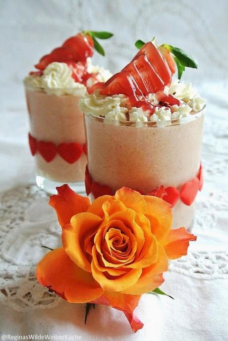 Verführerisch sinnlich, fruchtig süß, luftig und leicht: Erdbeer-Rhabarber-Rosenmousse!