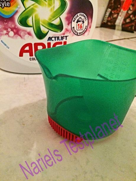 Produkttest Ariel Flüssigwaschmittel mit Fleck-weg Kappe