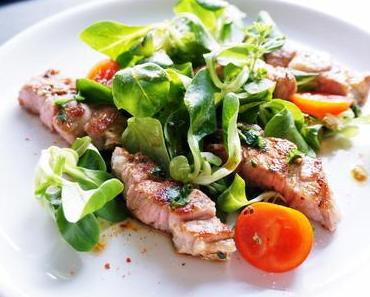 Knackiger Salat mit feurigen Steak-Schnitten