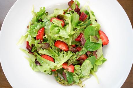 Zarter Mesclun-Salat mit Champagner-Vinaigrette, grünem Spargel und Erdbeeren