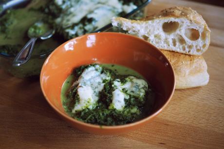 Spinat und Gorgonzola aus dem Backofen, auf den Tisch