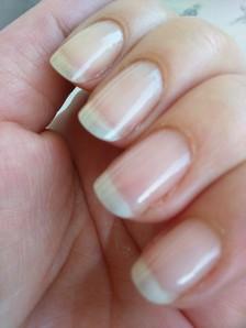 NAGELHÄRTER UND PFLEGE IN EINEM