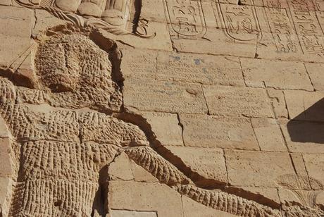 09_Griechische-Inschrift-Pylon-Tempel-von-Philae-Assuan-Aegypten-Nilkreuzfahrt