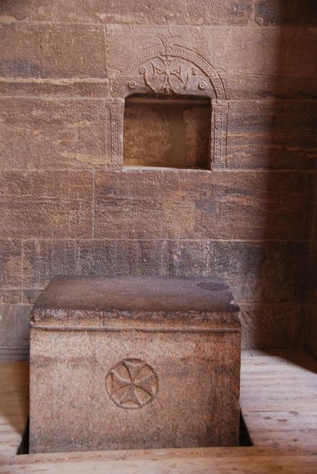 16_Christlicher-Altar-im-Tempel-von-Philae-Assuan-Aegypten-Nilkreuzfahrt